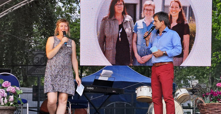 Sozialkoordinatorin Tina Braun auf der Bühne beim Sommerfest der WG-Johannisthal